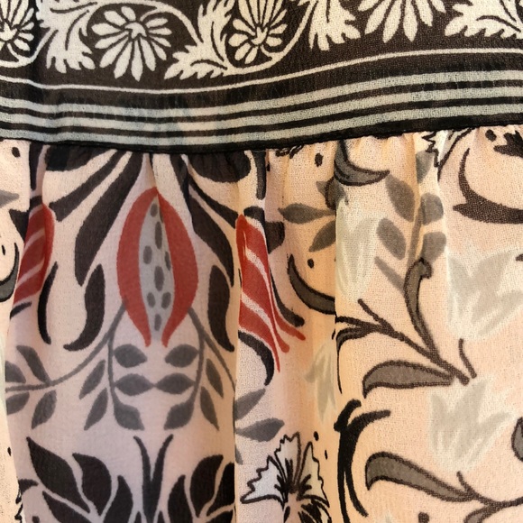 Short flower skirt. - Picture 3 of 3